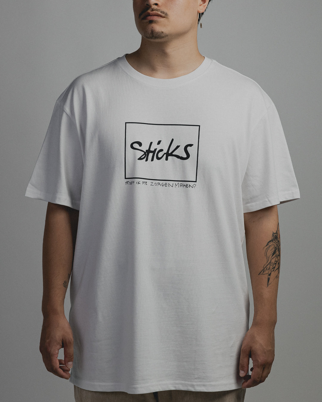 Sticks ''Zorgen'' Boxed logo Tee - White