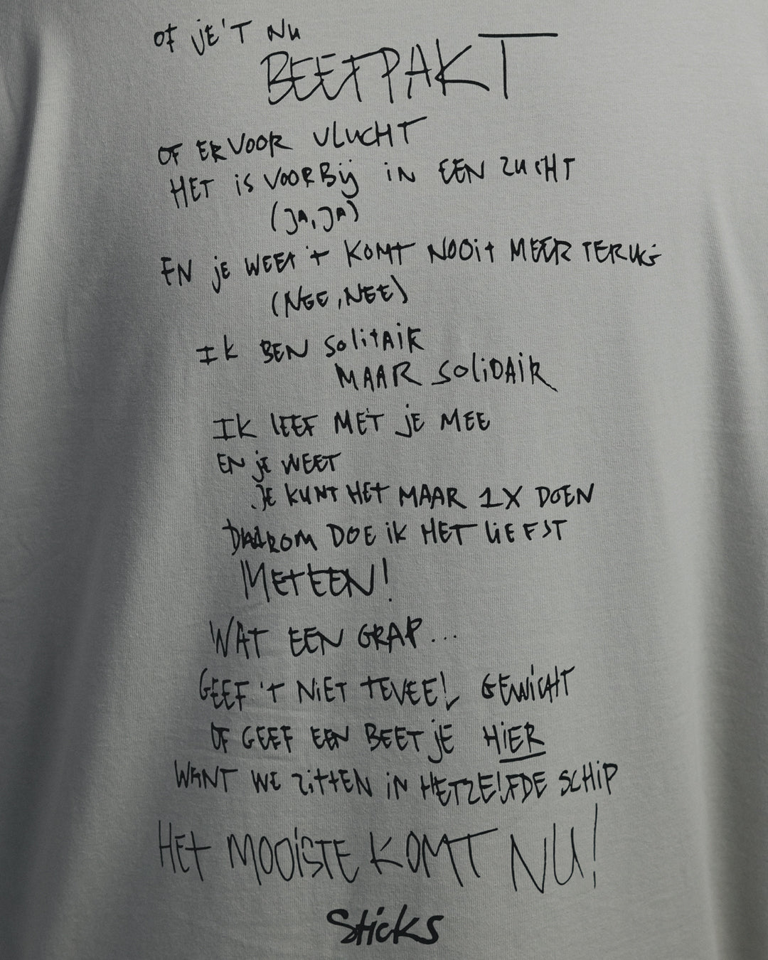 Sticks ''Het Mooiste Komt Nu'' LYRICS Tee - Light Asphalt