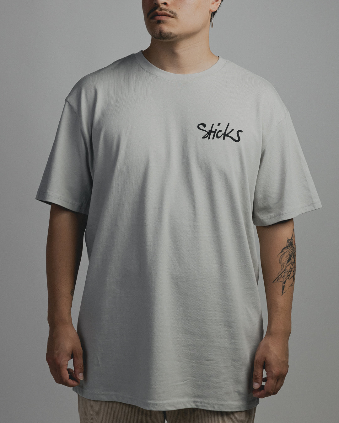 Sticks ''Het Mooiste Komt Nu'' LYRICS Tee - Light Asphalt