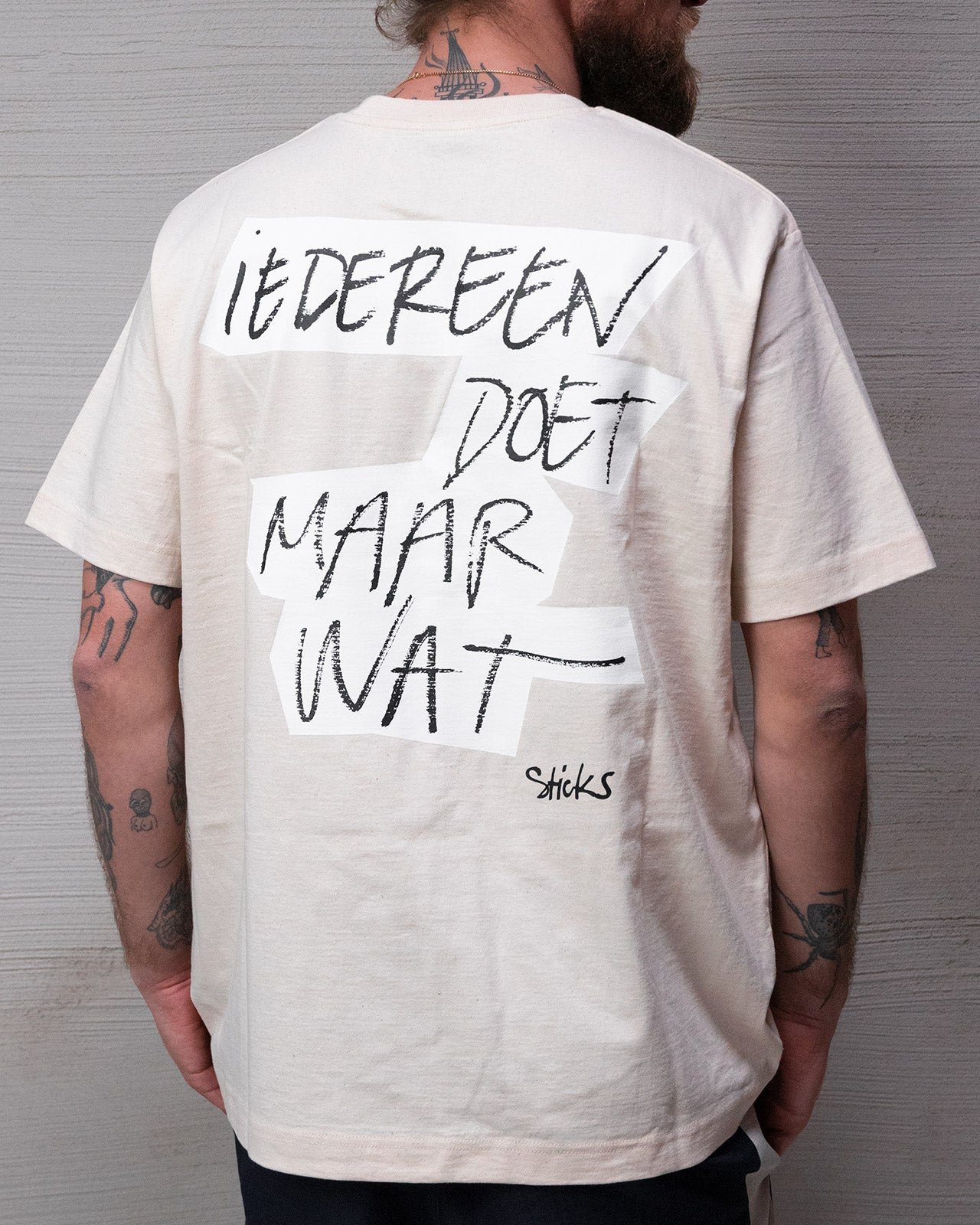 ''Grijnzen'' Tee 3 V2 - Iedereen Doet Maar Wat natural raw