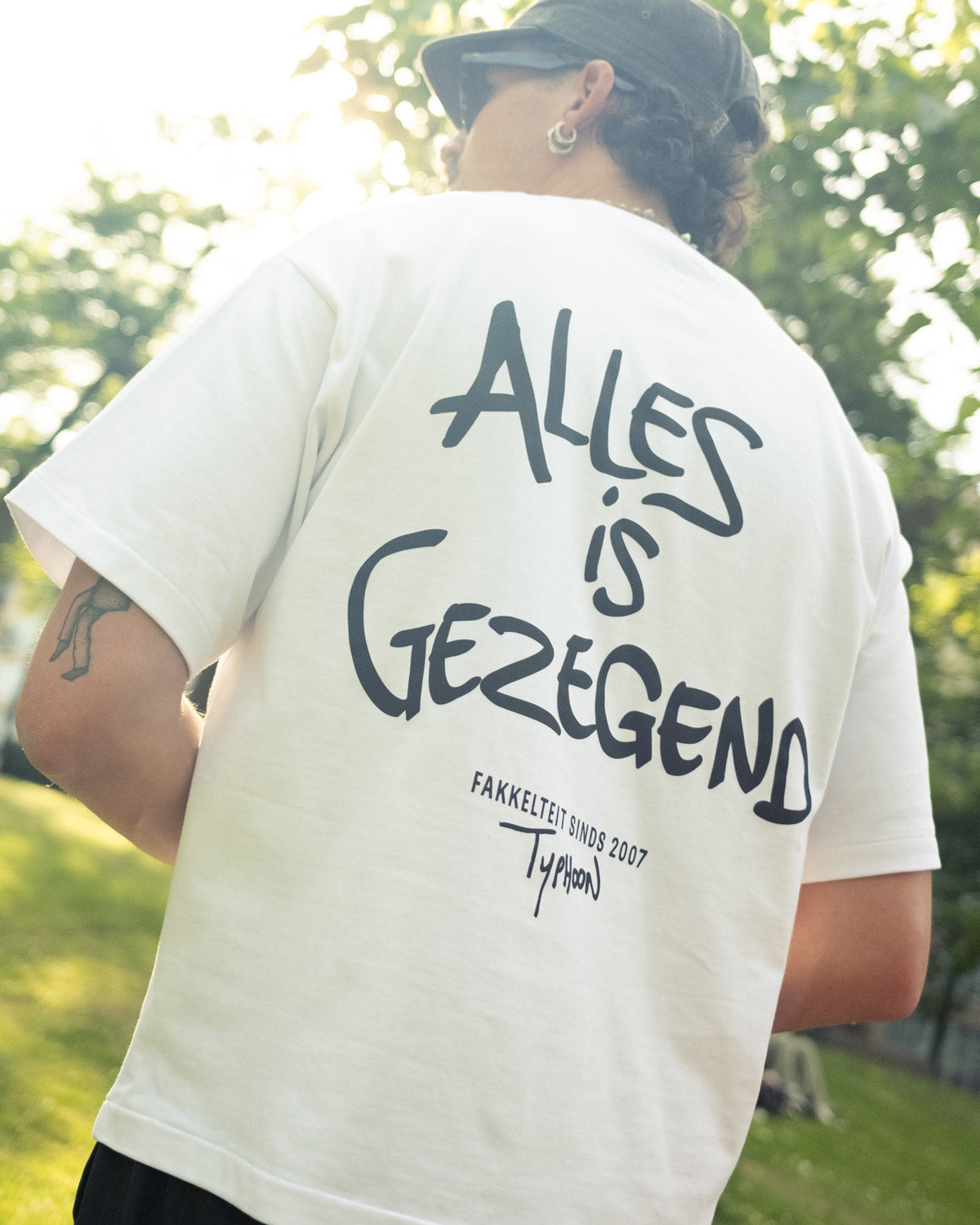 PRE-ORDER 'Alles is gezegend" TYPHOON - Tee WIT