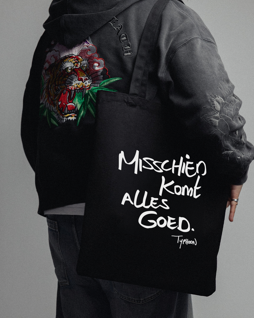 PRE-ORDER 'Gezegend pack" TYPHOON - 2 tee's + Tote