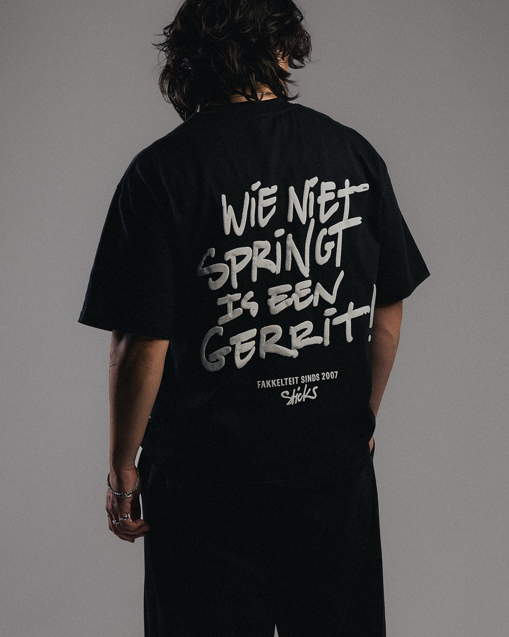 'WIE NIET SPRING IS EEN GERRIT" Sticks - Tee