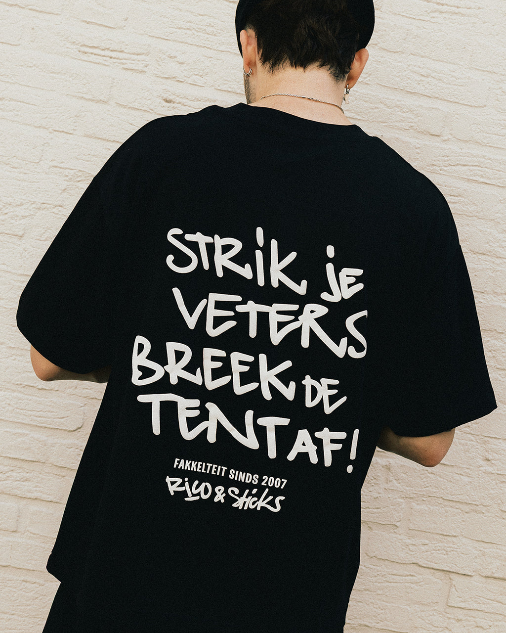 'Strik Je Veters Breek De Tent Af" RICO & Sticks - Tee